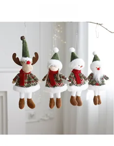 Detail von Weihnachts-Stoffpuppen-Set mit Rentier und Schneemann auf Holzzweig