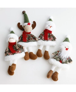 Detailansicht von vier Weihnachtsanhängern mit Rentier-, Schneemann- und Weihnachtsmann-Motiv