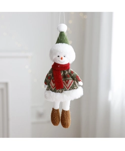 Detail eines Plüsch-Schneemanns mit rotem Strickpullover und festlichem Schal