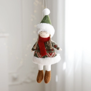 Handgefertigte Weihnachts-Plüschpuppe mit grüner Mütze und rotem Schal für die Dekoration