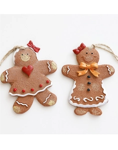 Detailansicht von Lebkuchen-Mädchen-Anhängern aus Harz mit rustikalen Juteschlaufen