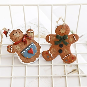 Zweiteiliges Set Lebkuchenmann-Anhänger aus Harz mit Goldglitzer für den Weihnachtsbaum