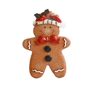 Lebkuchenmann Weihnachtsbaumschmuck aus Harz mit roter Mütze und Frosting-Details