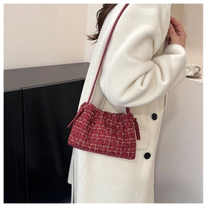 Detail der weinroten Tweed-Schultertasche mit Goldfaden-Weberei und Kordelzugverschluss