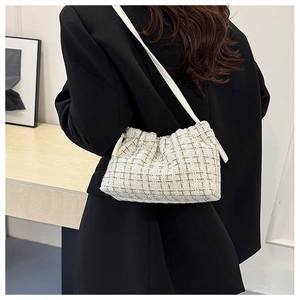 Elegante Schultertasche aus Tweed in Weiß und Gold mit modischem Wolken-Design