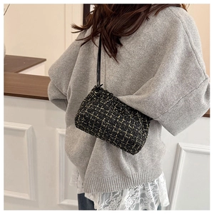 Detail der Tweed-Schultertasche mit Goldfadenmuster und Lederriemen am Model