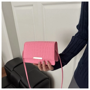 Détail du sac en similicuir rose à motif crocodile avec boucle en métal doré chic