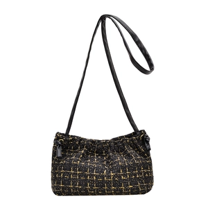 Elegante Tweed-Umhängetasche in Schwarz und Gold mit geraffter Wolkenform-Öffnung
