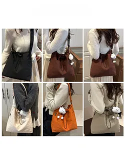 Collage der Modells mit großen Nylon-Tragetaschen in verschiedenen Farben und Anhängern