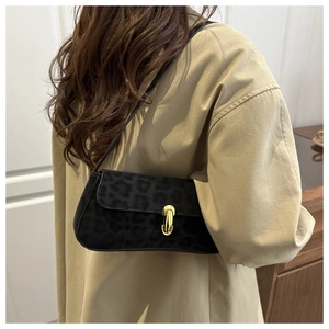 Détail du sac léopard avec boucle métallique dorée en U et texture mate élégante