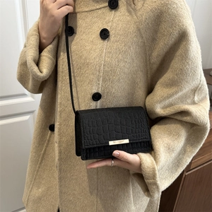 Petit sac bandoulière noir motif crocodile avec boucle dorée et bandoulière fine
