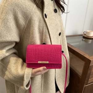 Petit sac à bandoulière rose fuchsia motif crocodile avec fermoir métallique doré luxe
