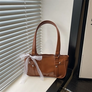 Bolso francés marrón con lazo de encaje y remaches plateados para mujer elegante