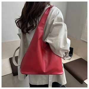Grande borsa tote rossa minimalista in ecopelle opaca indossata dalla modella ogni giorno