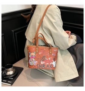 Détail du sac cabas marron avec ours graffiti colorés et illustrations de dessins animés