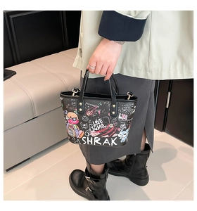 Détail d'un sac cabas noir avec des imprimés graffiti colorés de style urbain chic