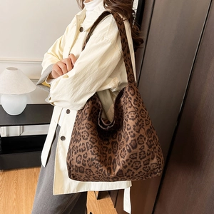 Chic leopard print oversized hobo tote bag in faux suede for casual autumn fashion style