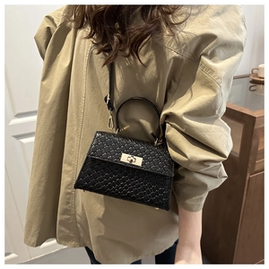 Sac bandoulière noir effet crocodile avec fermoir doré et bandoulière réglable