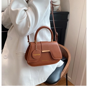 Borsa a mano in pelle marrone retrò con base curva ed elegante chiusura in metallo oro