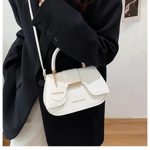 Vue détaillée du sac à main en cuir blanc avec ferrures dorées et imprimé mode
