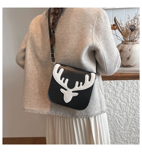 Détail du sac bandoulière en cuir PU noir avec broderie tête de cerf blanc élégante