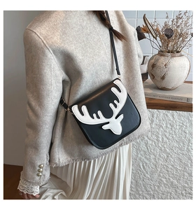 Sac bandoulière à motif de cerf, porté avec veste en tweed et jupe longue plissée