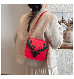 Détail du sac rouge avec patch de renne noir, vue arrière porté par un mannequin