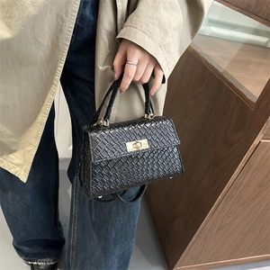 Sac à main carré mini noir à motif crocodile tendance avec fermoir doré tournant
