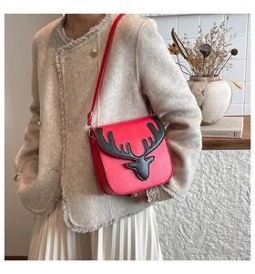 Détail du sac bandoulière rouge avec applique tête d'élan sur similicuir de qualité