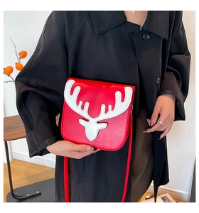 Vue détaillée du sac bandoulière rouge en cuir PU avec motif tête de renne pour l'hiver