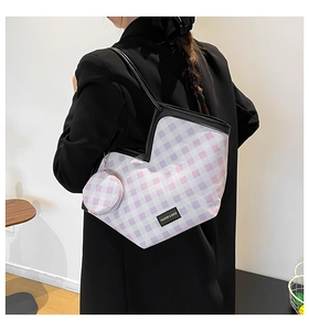 Détail du sac cabas à carreaux violets avec anse en cuir et breloque porte-monnaie