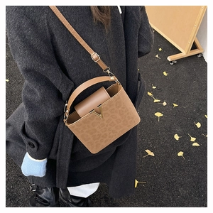 Détail du sac à main léopard avec fermoir en V doré et bandoulière réglable