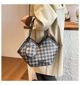 Détail du sac cabas à carreaux avec col en V, anses en cuir et petit porte-monnaie