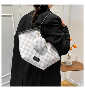 Detail of checkered tote bag set with round coin purse and Fashion & Bags fabric label