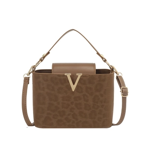 Bolso leopardo marrón con logo V dorado y correa de hombro ajustable para mujer