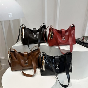 Sacs à main rétro chics en quatre couleurs exposés sur un socle moderne minimaliste