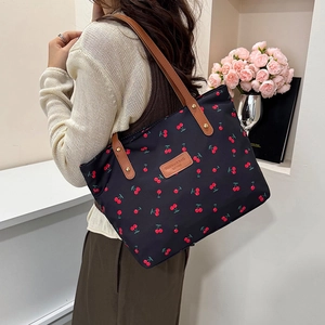 Modische schwarze Tote-Bag mit Kirschprint und braunen PU-Ledergriffen für Damen