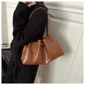 Détail du sac cabas en cuir verni marron caramel avec fermeture à cordon