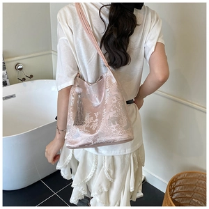 Détail du sac à bandoulière en satin rose avec broderie de paysage traditionnel chinois