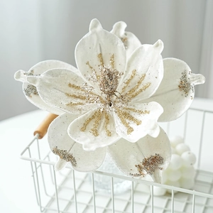 Elegante weiße Samt-Weihnachtsblume mit goldenen Pailletten für Baum- und Kranzdeko