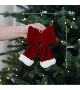 Détail d'un nœud de Noël en velours rouge de 12x16cm avec bordure en fausse fourrure blanche