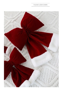 Détail de nœuds de Noël en velours rouge foncé avec bordure en fausse fourrure blanche