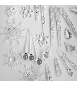 Set detallado de adornos navideños de cristal transparente con copos de nieve y carámbanos