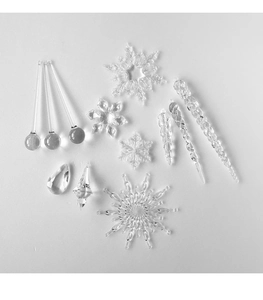 Detalle macro de varios adornos navideños de acrílico transparente, copos y carámbanos