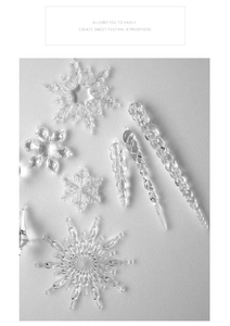 Detalle de copos de nieve y carámbanos de acrílico para decoración del árbol de Navidad