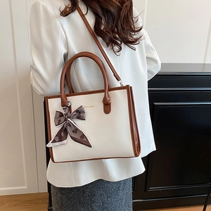 Sac cabas beige motif serpent chic avec poignées en cuir marron et foulard décoratif