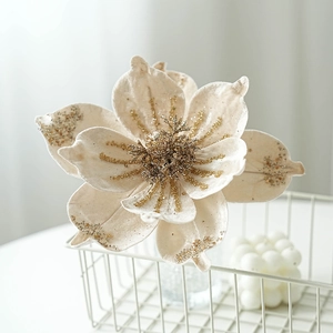 Beigefarbene Samt-Magnolie Weihnachtsblume mit goldenem Glitzer für den Tannenbaum