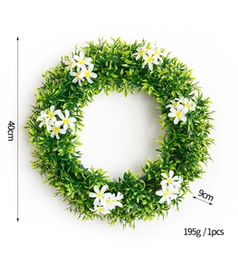 Gros plan de la couronne printanière de 40cm avec feuilles vertes et fleurs blanches