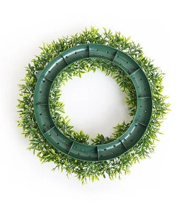 Vue arrière de la couronne de feuillage montrant le cadre en plastique et le crochet mural