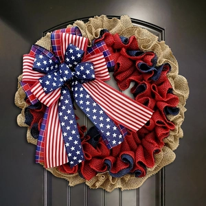 Detailopname van de Amerikaanse vlag krans met jute texturen en een grote gelaagde strik